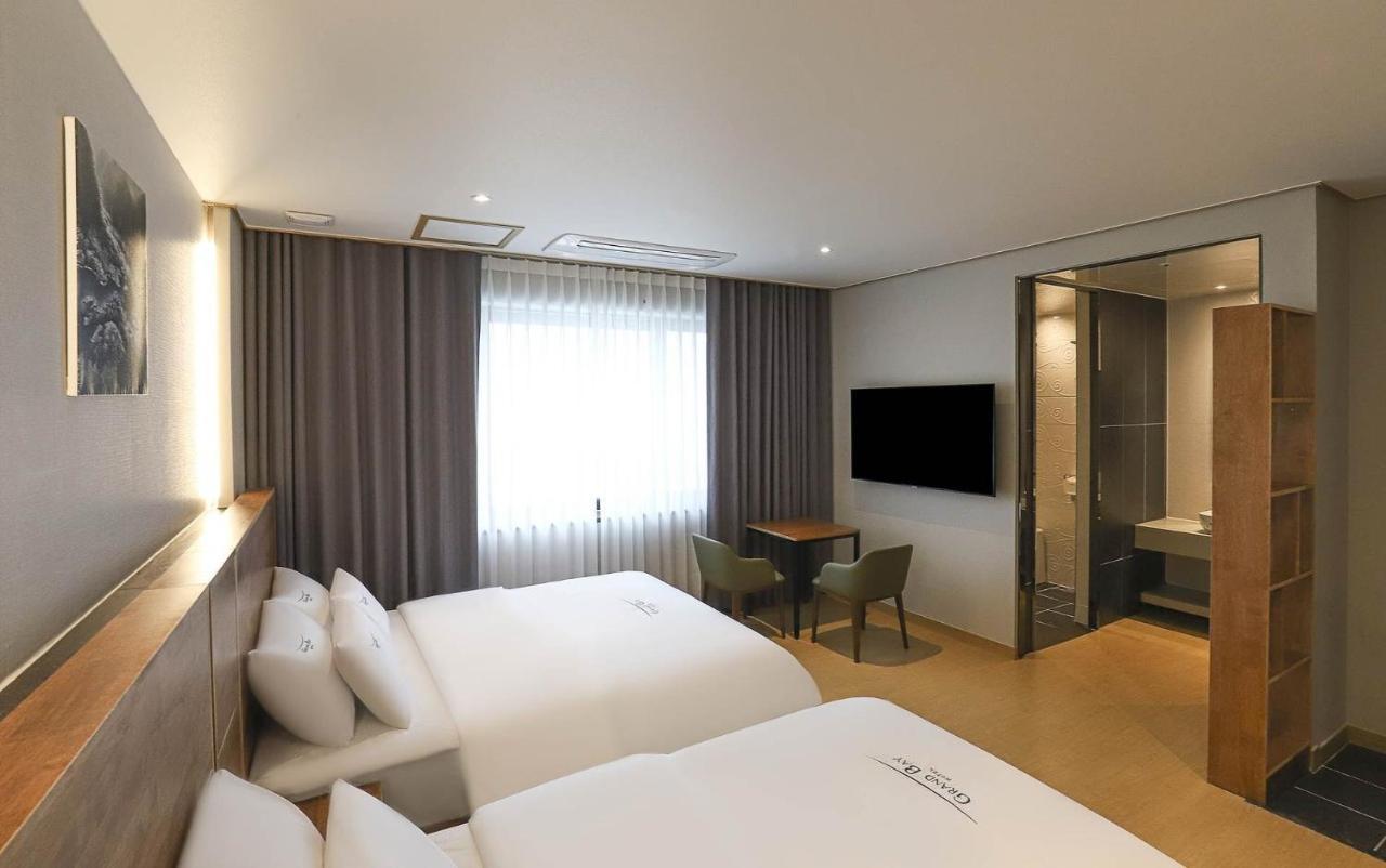 Hotel Grand Bay โพเรียง ภายนอก รูปภาพ