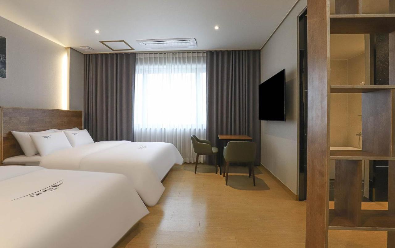 Hotel Grand Bay โพเรียง ภายนอก รูปภาพ